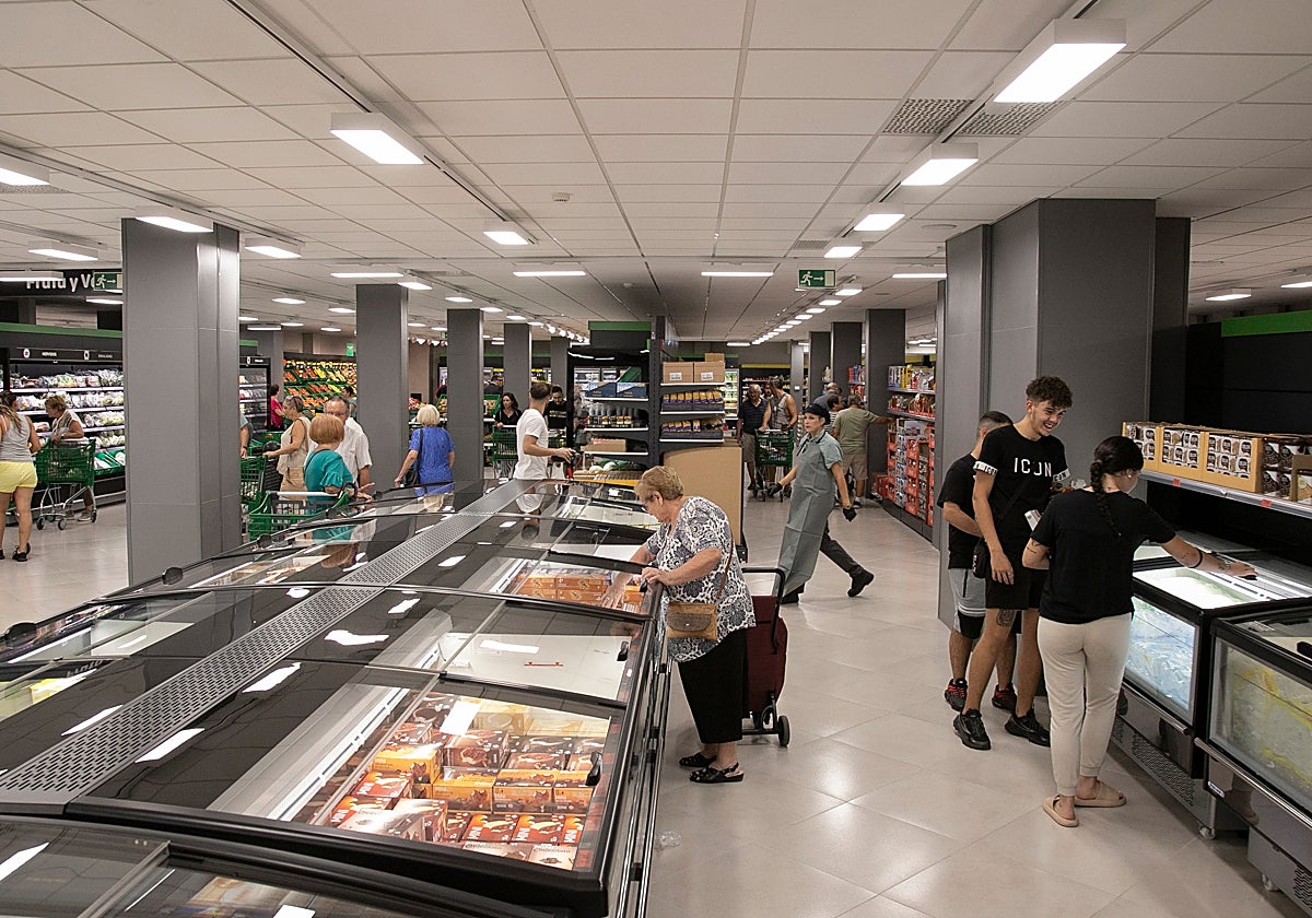 Interior del nuevo supermercado de Mercadona en Ronda de la Manca