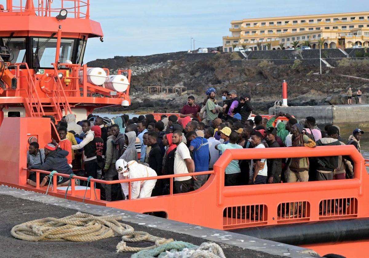 Un grupo de inmigrantes rescatados en aguas de Canarias, en imagen de archivo