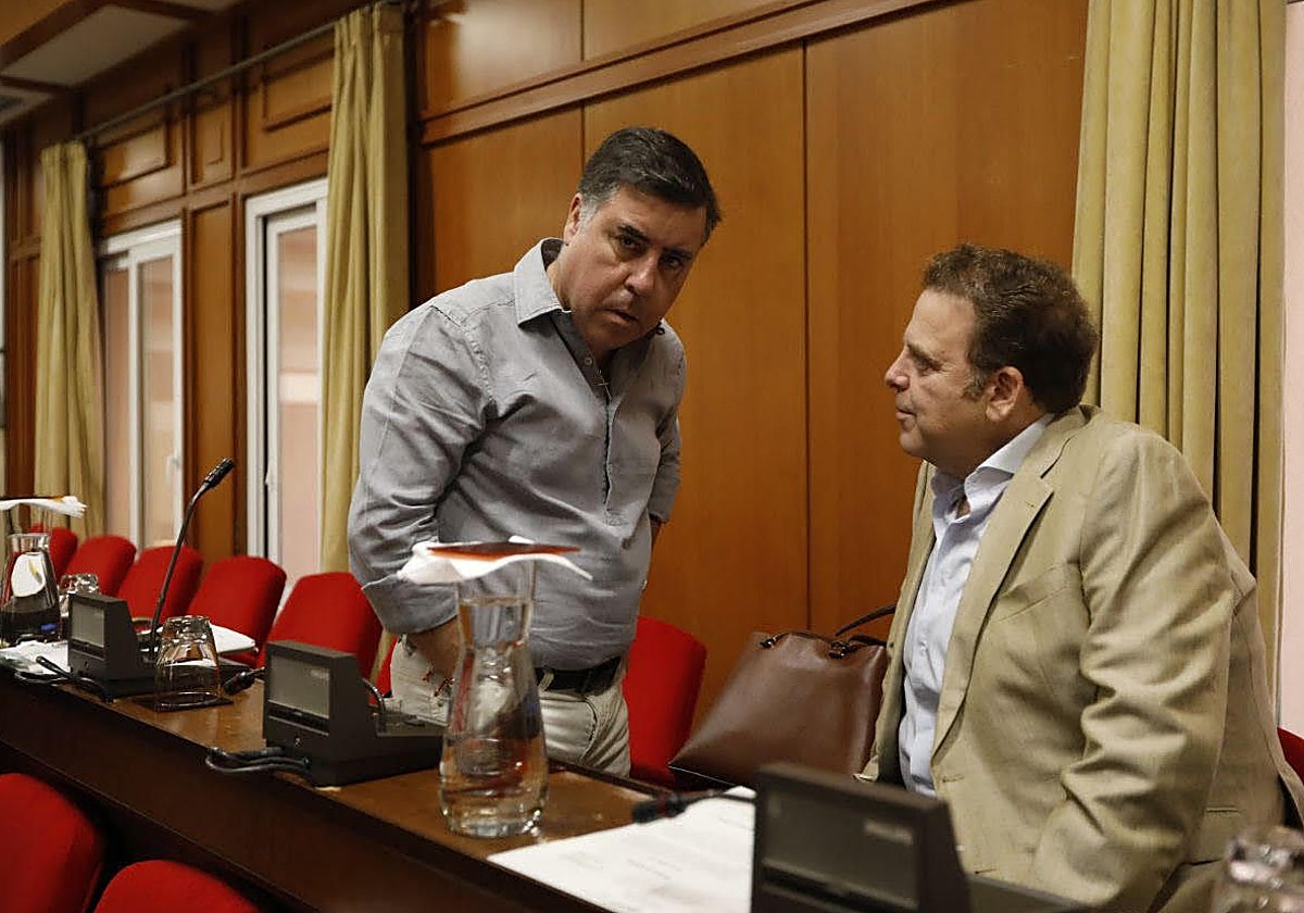 Miguel Ruiz Madruga, concejal de Infraestructuras, con Julián Urbano, durante un pleno