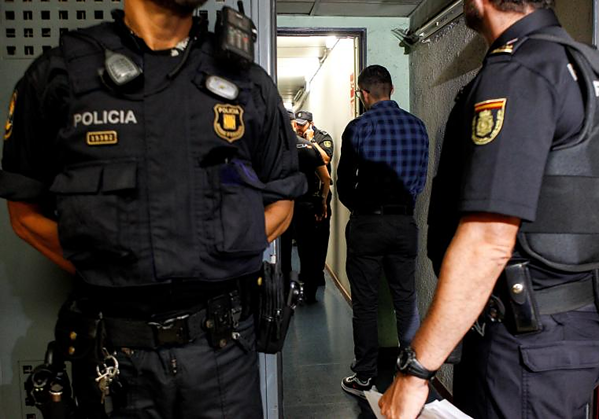 Operativo conjunto de la Policía Nacional y los Mossod d'Esquadra contra los carteristas reincidentes en el metro de Barcelona en 2019