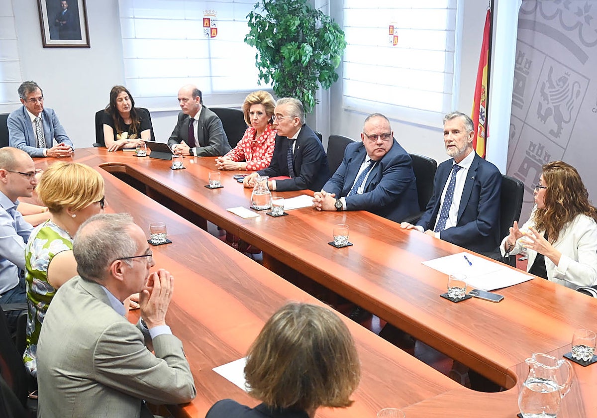 El consejero de Sanidad, Alejandro Vázquez, y el rector de la Universidad de Burgos, Manuel Pérez Mateos, durante la reunión para acordar la creación del Instituto de Investigación Biosanitaria de Burgos