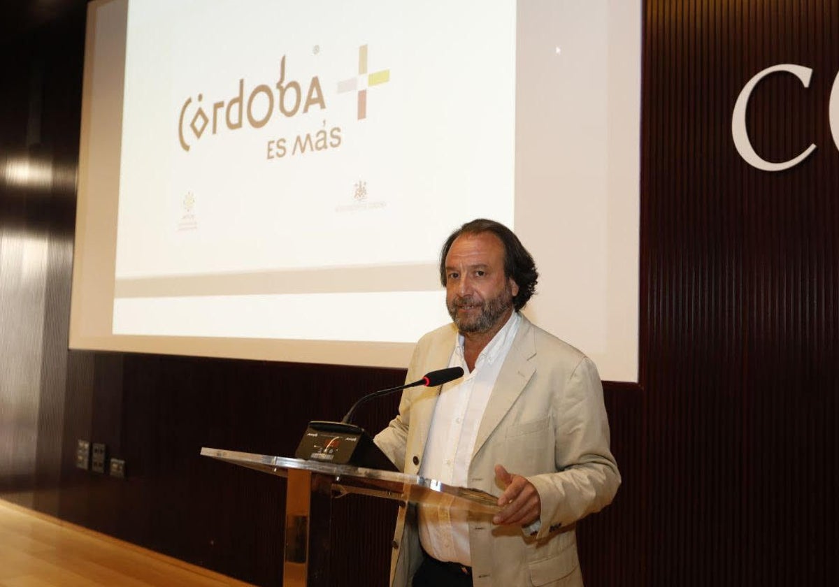 El concejal de Turismo del Ayuntamiento de Córdoba, Daniel García-Ibarrola, en la presentación de los datos