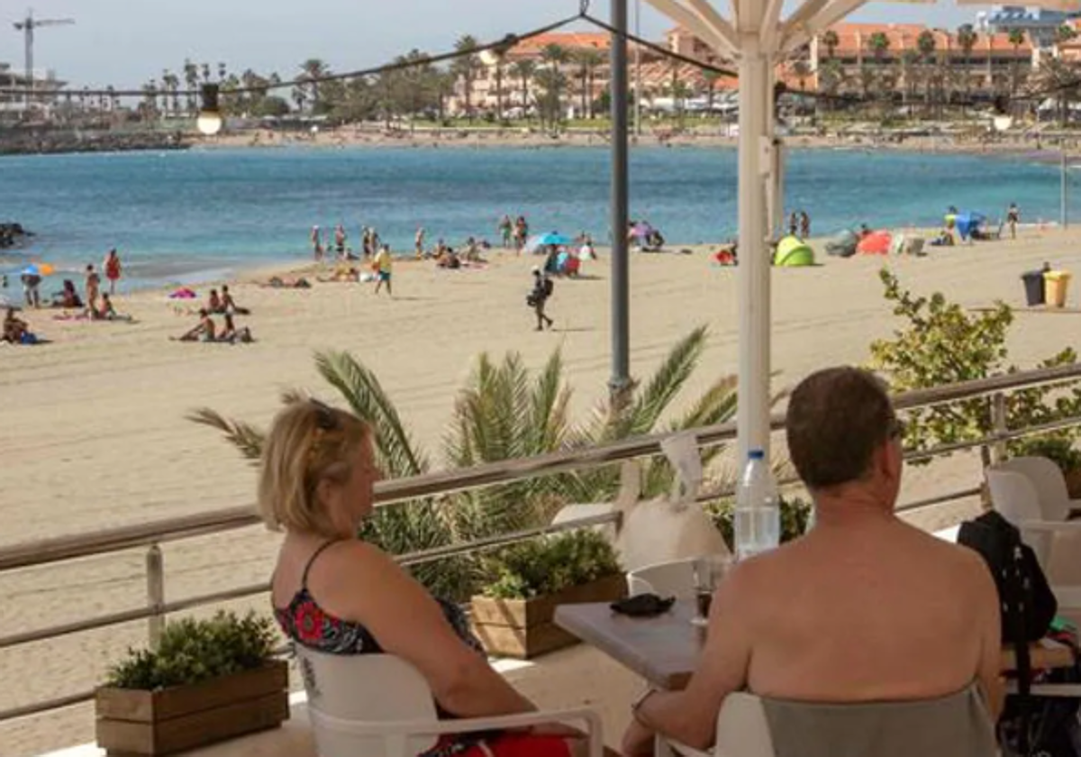 Turistas disfrutan de una terraza a pie de playa en Tenerife