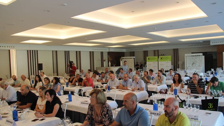 Algunos de los participantes sobre la jornada del vino y el sector, celebrada en Alcázar de San Juan