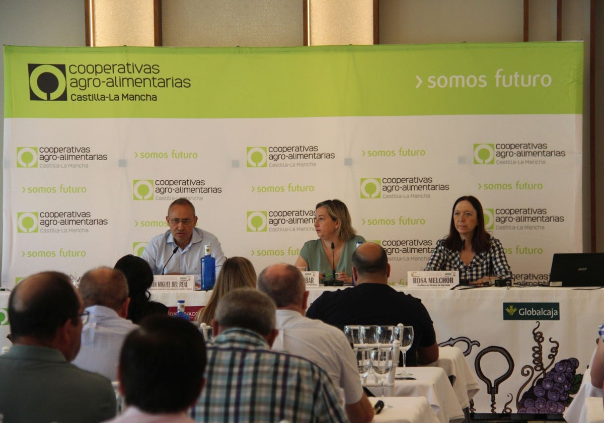 Elena Escobar, Rosa Melchor y Juan Fuente durante la apertura de las jornadas de Cooperativas Agro-alimentarias