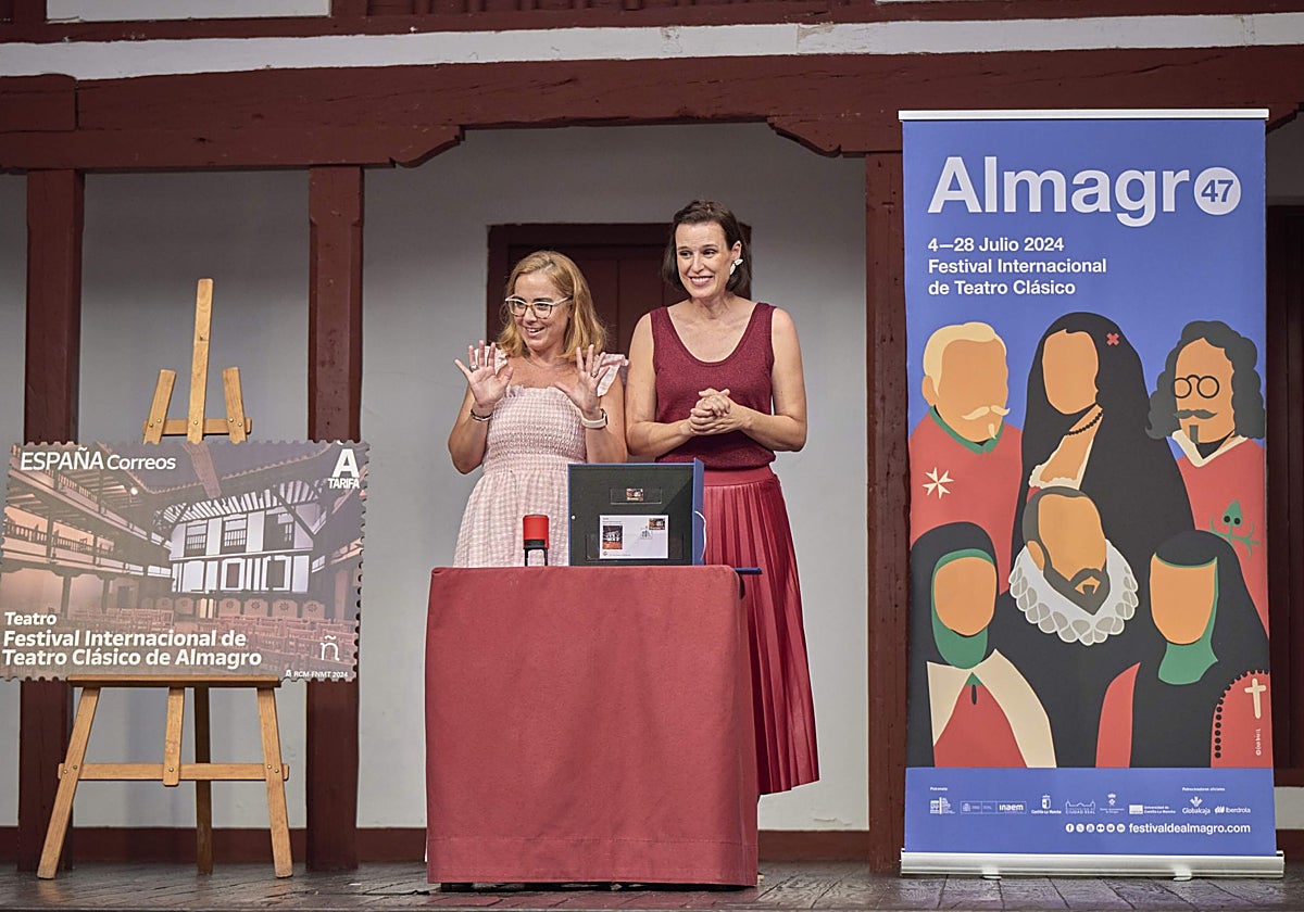 Irene Pardo y Nuria Lera Hervás durante la presentación del sello dedicado al Festival de Teatro de Almagro