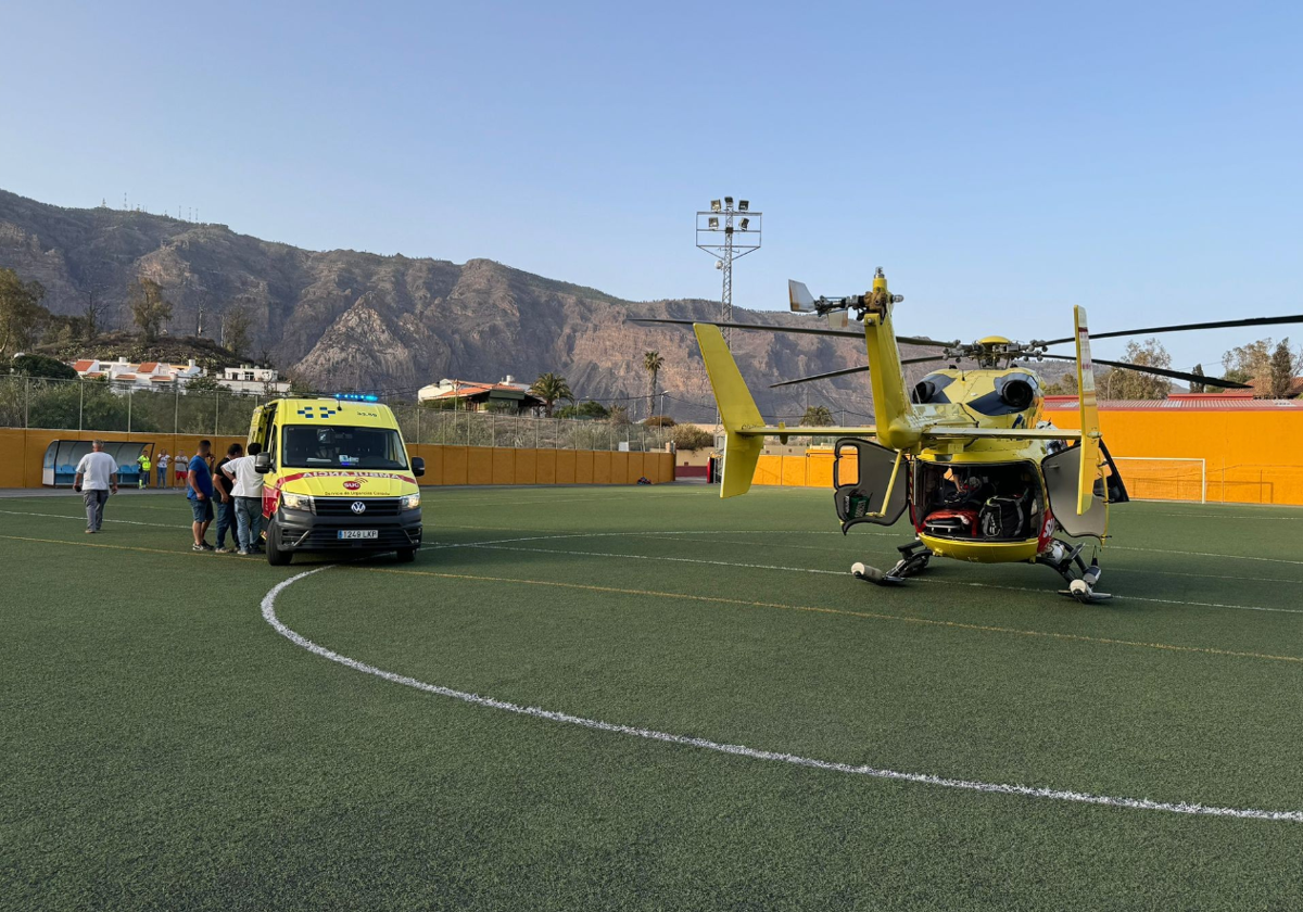 Traslado del afectado desde la ambulancia al helicóptero medicalizado del SUC tras el accidente de #tráfico registrado en San Bartolomé de Tirajana