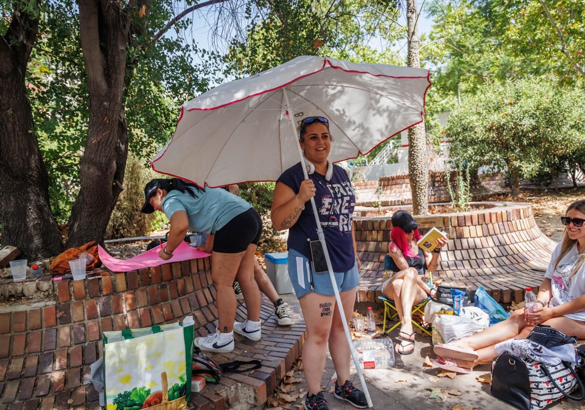 Las primeras seguidoras de la artista acondicionan la zona de acampada