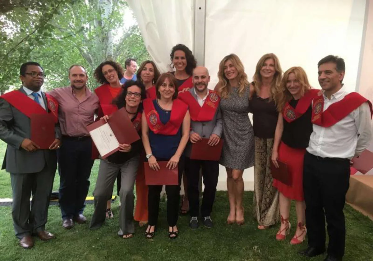 Begoña Gómez posa con los alumnos de uno de sus másteres en la foto oficial de la Complutense