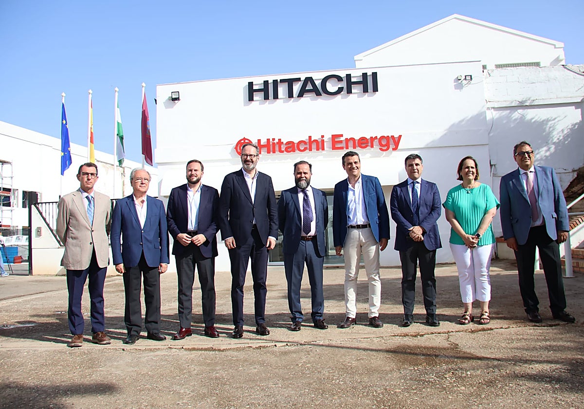 Autoridades y responsables de Hitachi en la planta de Córdoba