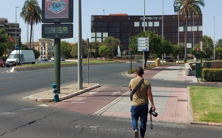 Imagen principal - lLa tarde de este viernes 19 de julio puede decirse que ha sido la primera de intenso calor en lo que llevamos de verano en Córdoba. De hecho ha registrado la mayor temperatura del año y el inicio de una ola de calor que viene con vocación de continuidad. Ayer, unos buscaban los grados (como un fotógrafo con el hito de Vallellano), pero otros la sombra y el frescor (como el caballo turístico con sombrero en La Mezquita o un joven dándose un chapuzón en La Breña).