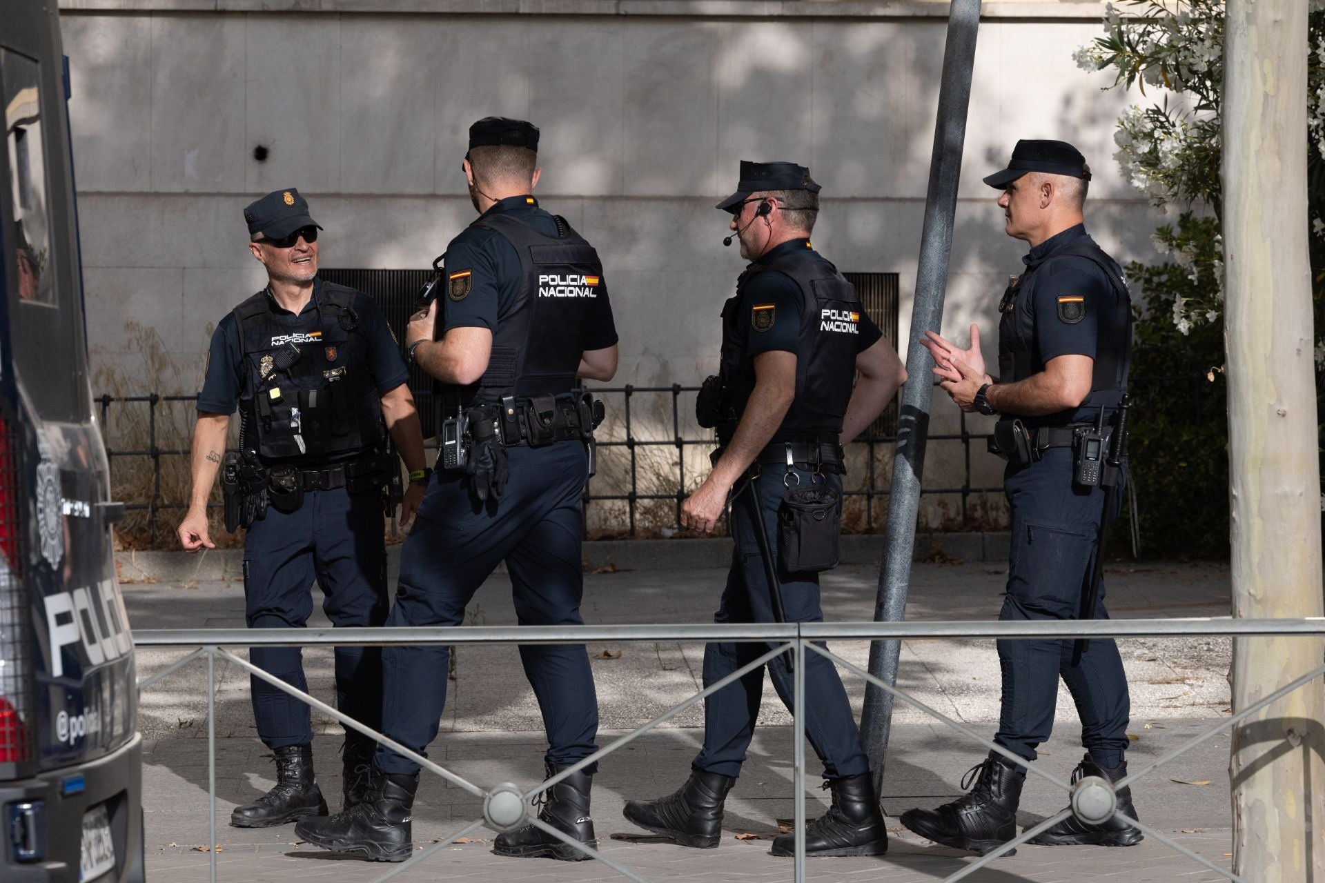 Casi una decena de furgones se han apostados en los alrededores de los juzgados de Plaza de Castilla para esperar la llegada de Gómez