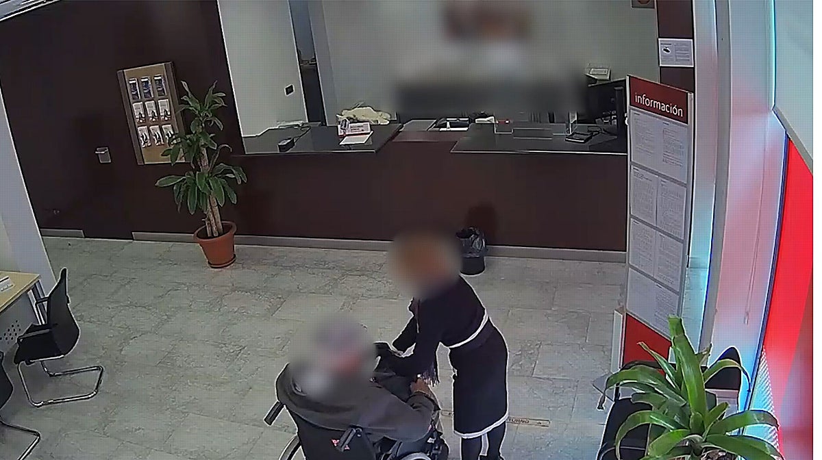 Pillan a la cuidadora de un anciano de 91 años tratando de vender su piso cuando ya le había vaciado 53.000 euros de su cuenta
