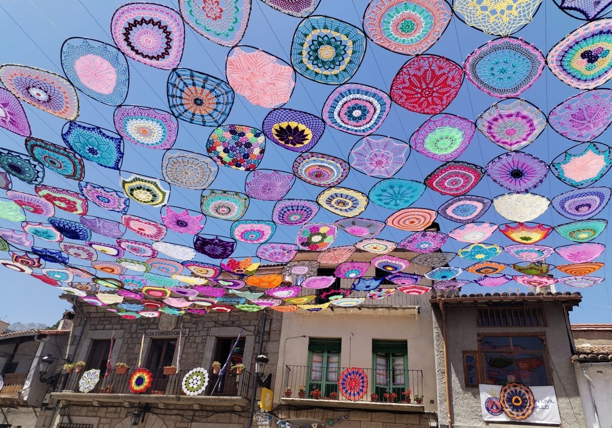 Las piezas de ganchillo que decoran las calles y la Plaza Mayor en El Hornillo (Ávila)