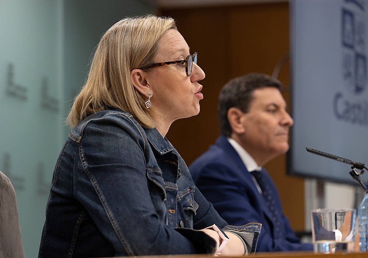 La vicepresidenta y consejera de Familia, Isabel Blanco, y el portavoz, Carlos Fernández Carriedo