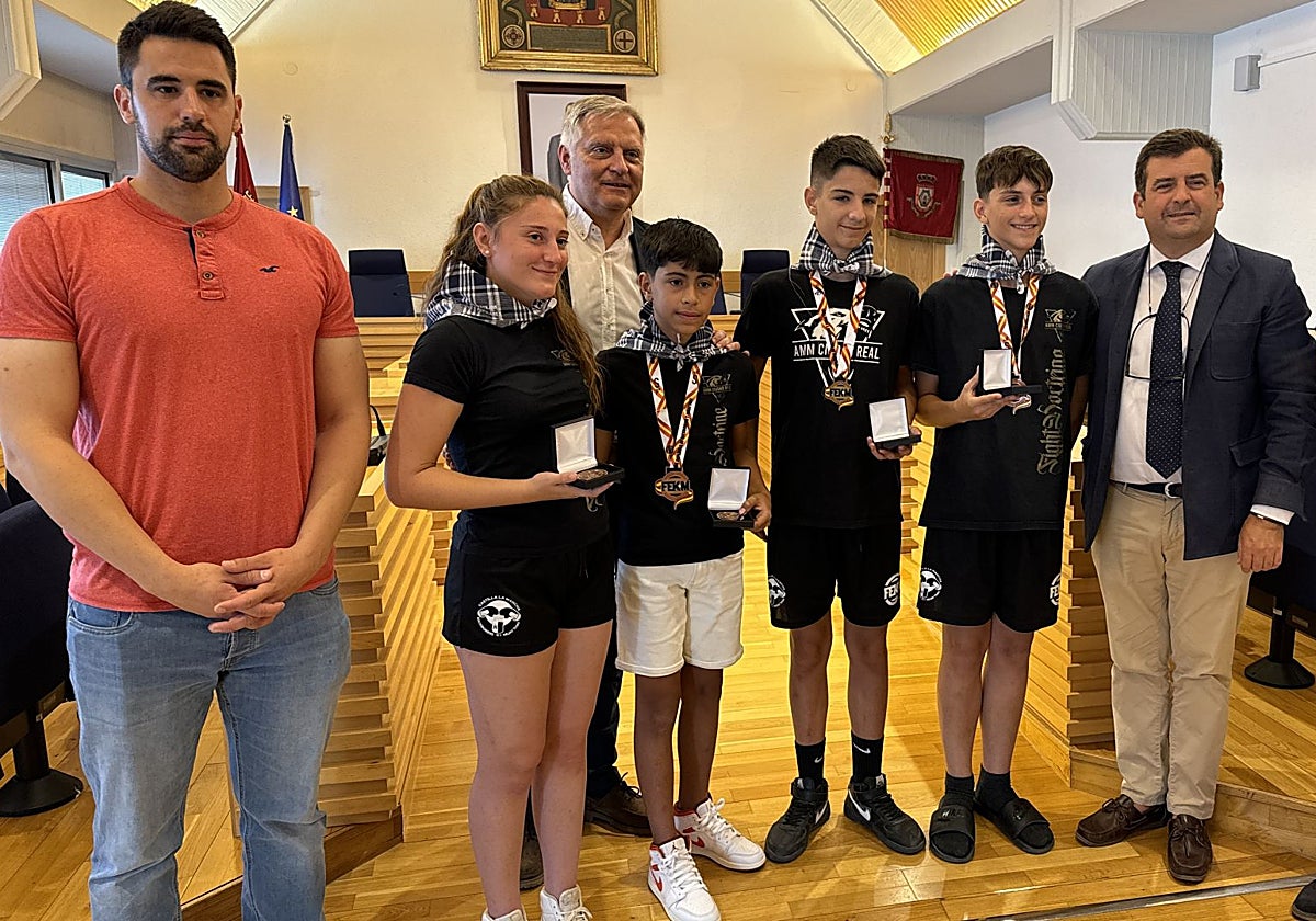 Los exitosos deportistas con el alcalde de Ciudad Real, Francisco Cañizares, y los concejales Ricardo Chamorro y Pau Beltrán