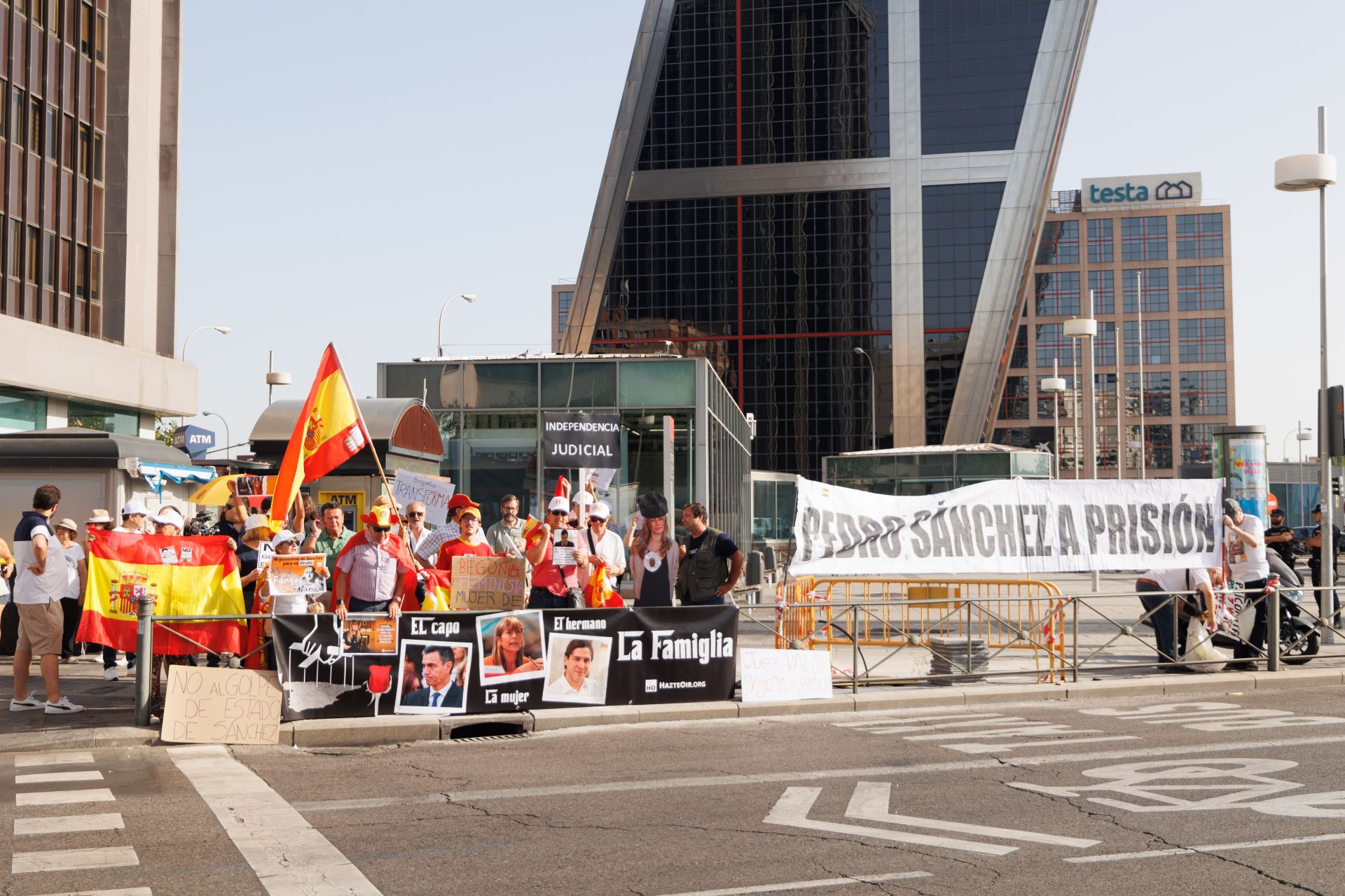 Desde bien pronto, varios manifestantes se han concentrado en los alrededores de los juzgados
