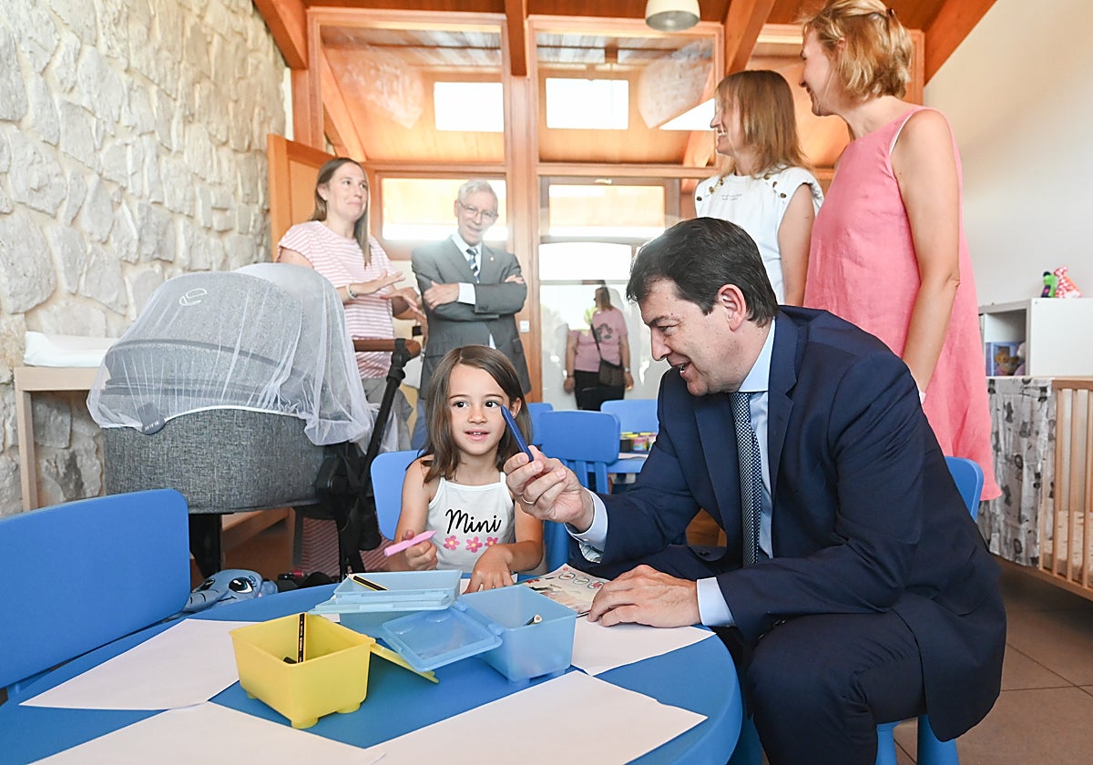 El presidente de la Junta, Alfonso Fernández Mañueco, durante la inauguración de la escuela de educación infantil de Pedrosa de Duero (Palencia)