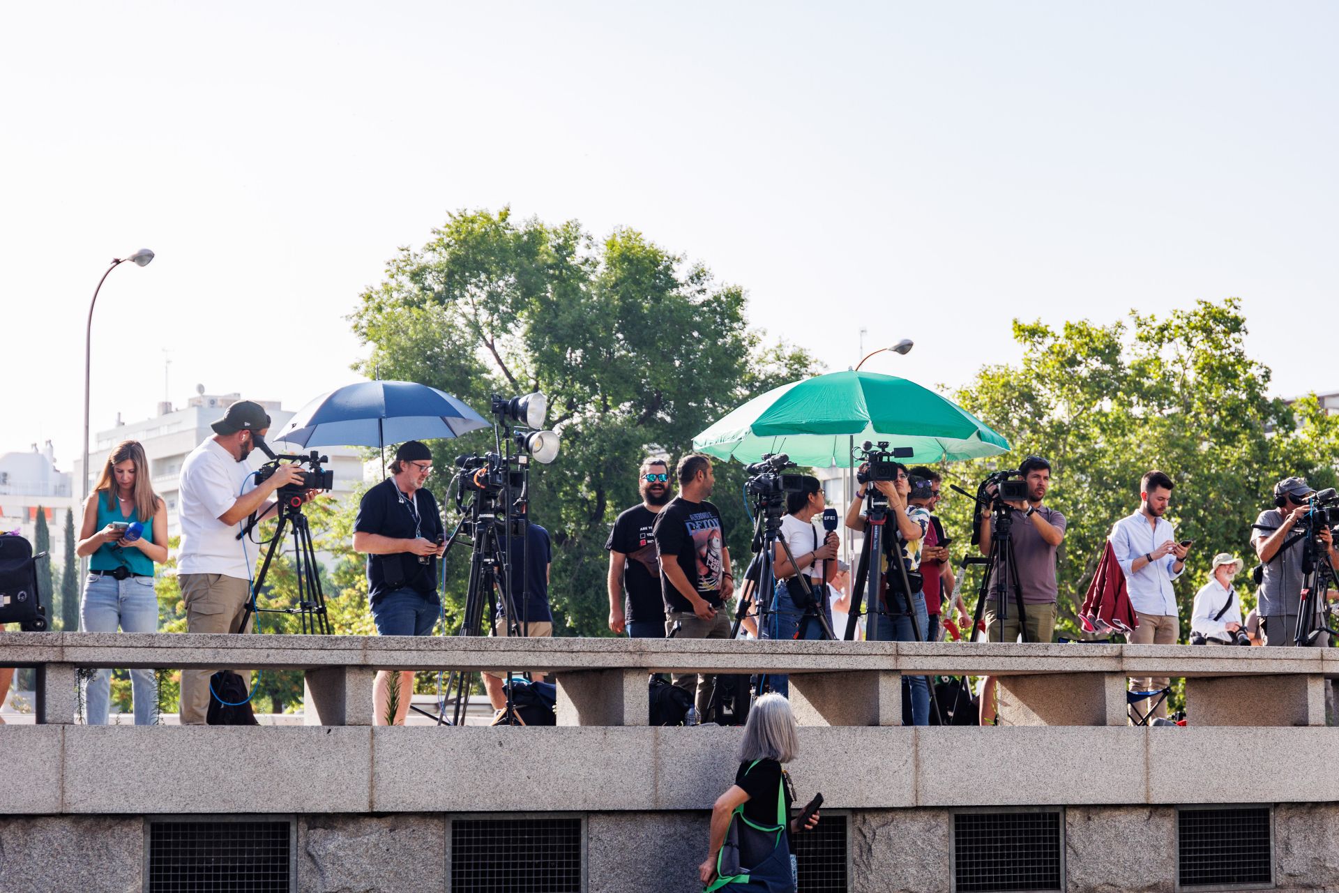 Los medios de comunicación han sido convocados a una distancia lejana de la puerta de los tribunales