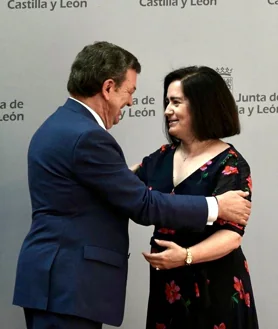 Imagen secundaria 2 - Hasta doce altos cargos han tomado posesión este viernes para completa la nueva estructura de la Junta de Castilla y León con el PP en solitario. Arriba, Leticia García, con su equipo en la Consejería de Industria, Comercio y Empleo. Abajo a la izquierda, la vicepresidenta, Isabel Blanco, felicita al nuevo delegado territorial de Zamora, Fernando Prada, y el consejero de la Presidencia, Luis Miguel González Gago, con Sonsoles Sánchez-Reyes, directora general de Atención al Ciudadano