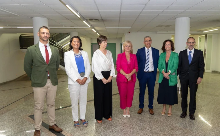 Imagen principal - Hasta doce altos cargos han tomado posesión este viernes para completa la nueva estructura de la Junta de Castilla y León con el PP en solitario. Arriba, Leticia García, con su equipo en la Consejería de Industria, Comercio y Empleo. Abajo a la izquierda, la vicepresidenta, Isabel Blanco, felicita al nuevo delegado territorial de Zamora, Fernando Prada, y el consejero de la Presidencia, Luis Miguel González Gago, con Sonsoles Sánchez-Reyes, directora general de Atención al Ciudadano