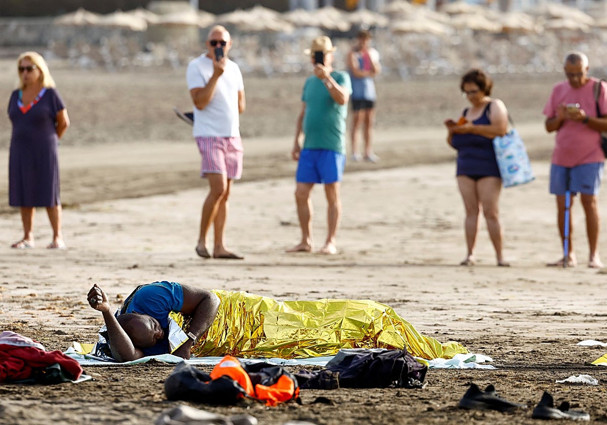 Los turistas grabando la peculiar escena vivida este viernes en Gran Canaria