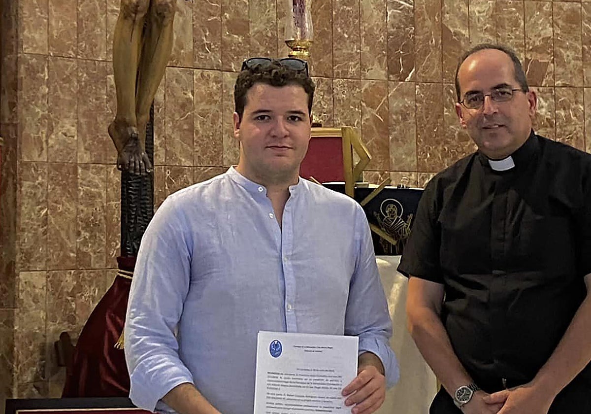 El artista Rafael Castejón y el párroco, Francisco Granados, tras la firma del contrato de la capilla del Cristo de la Confianza
