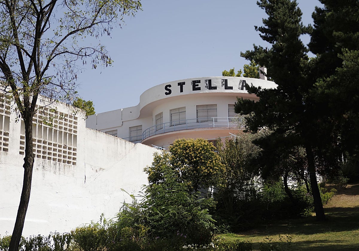 La fachada actual del Club Stella, cerrado en 2006, a orillas de la M-30 en el distrito de Ciudad Lineal