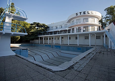 Imagen secundaria 1 - El Club Stella se diseñó a imagen y semejanza del Club Náutico de San Sebastián, pero en plena capital: ocupaba 14.000 metros cuadrados de piscinas (con trampolín) y jardines, fotografiados por ABC en 2018. 