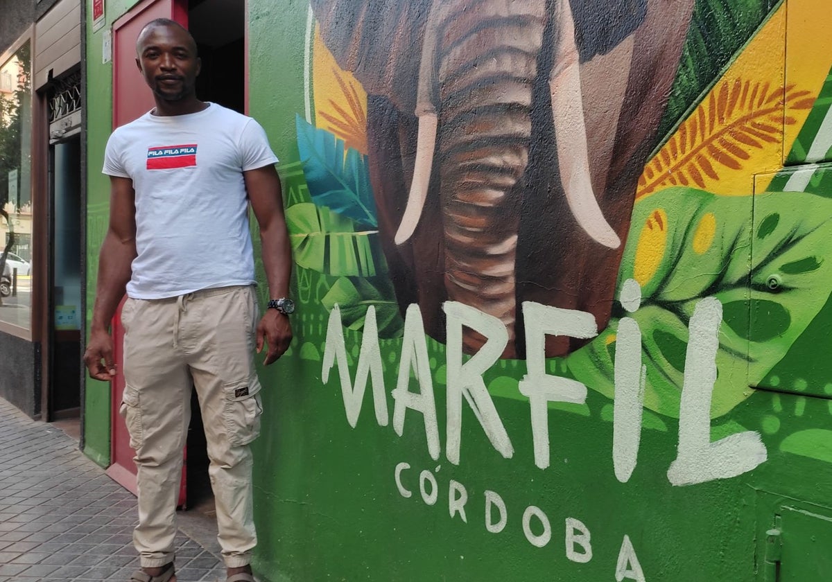 Laye Sidibe, llegado de Guinea-Conakry, en el pub Marfil, que regenta en la calle Julio Pellicer