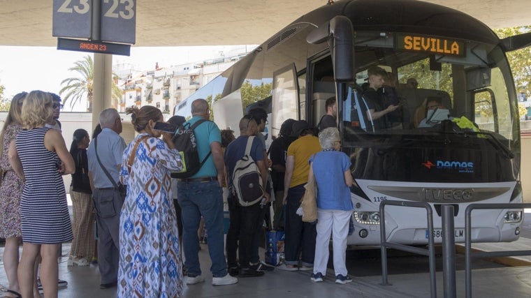 Viajeros en cola en la estación de Huelva si saber si podían tener asiento en el autobús a Sevilla