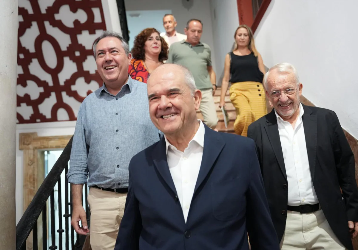 El expresidente andaluz Manuel Chaves, junto a Espadas y Pezzi, el pasado jueves en la sede del PSOE andaluz