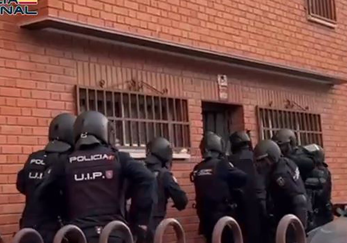 Los agentes irrumpen en uno de los edificios de la organización