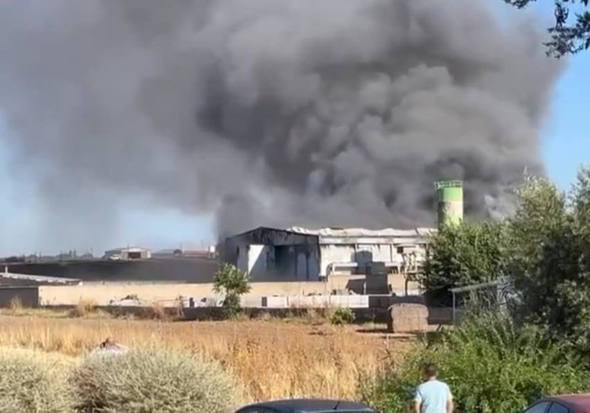 El incendio ha provocado una gran nube de humo visible desde varios kilómetros  en el Valle de los Pedroches