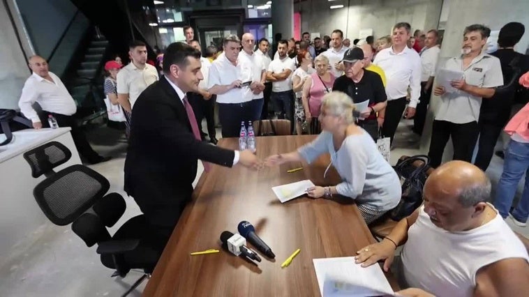 El partido ultranacionalista AUR inaugura sede para las presidenciales con una firma de contratos de apartamentos