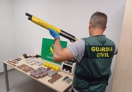 Un octogenario, detenido por venta de droga y tenencia de armas en un pueblo cercano a Granada