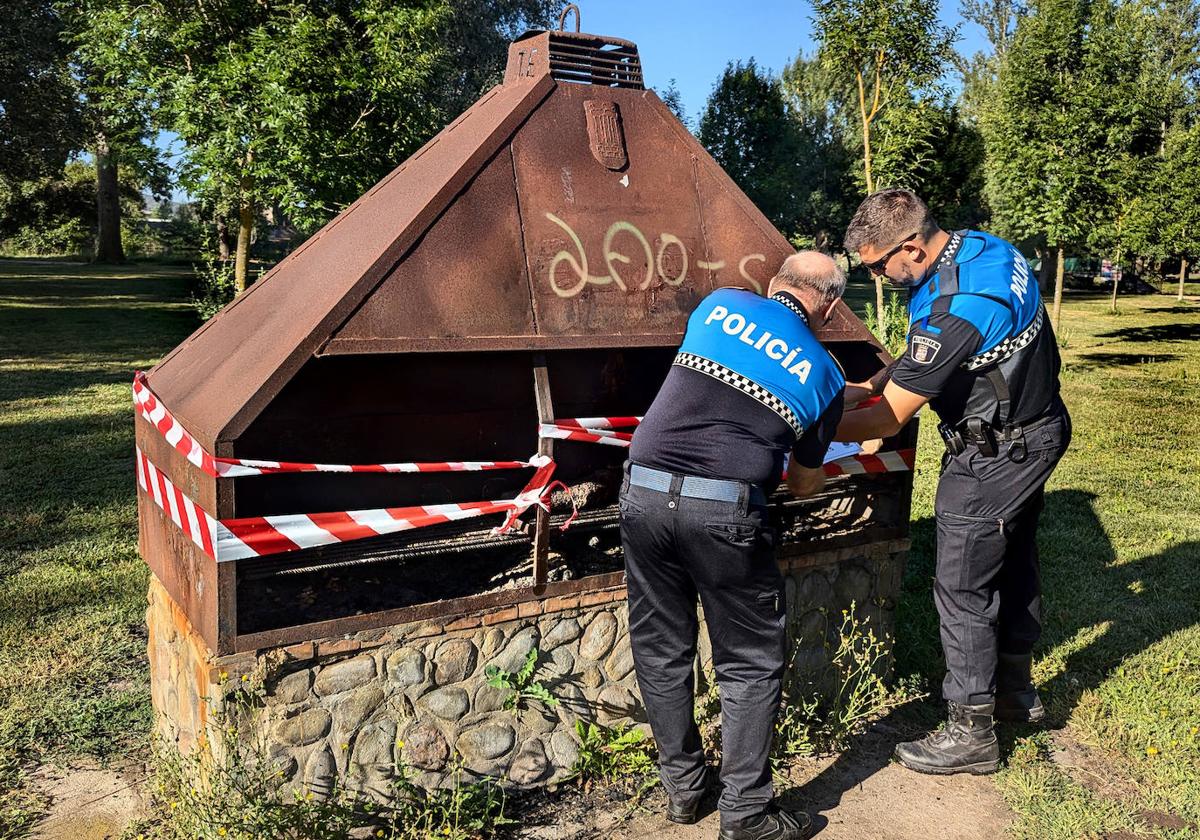 La Policía Local de Ciudad Rodrigo precinta una barbacoa en la zona de La Alameda ante el incremento de las temperaturas y por riesgo de incencios forestales