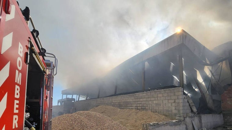 Estado que presenta la nave incendiada en Hinojosa del Duque este lunes