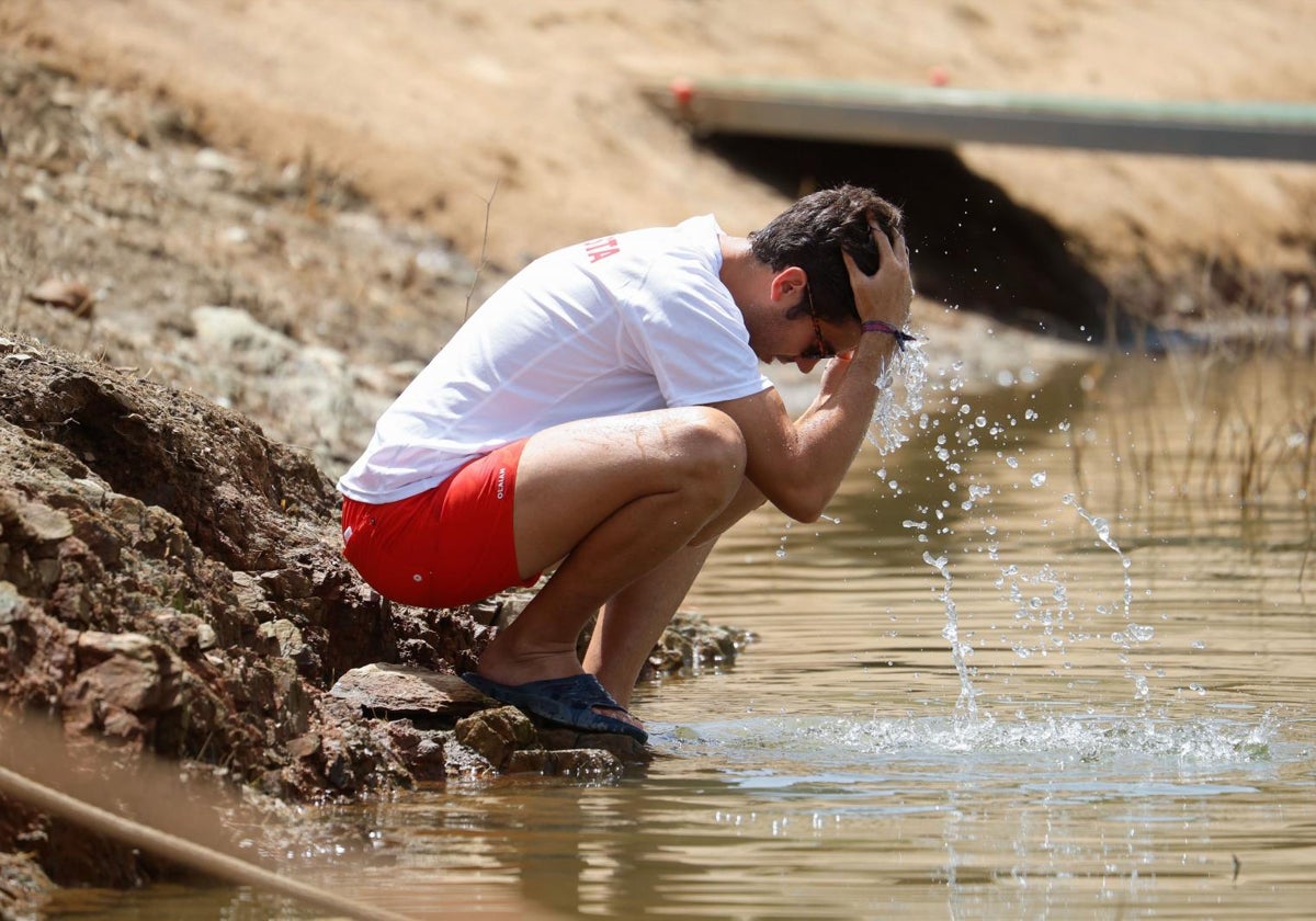 Un hombre se refresca en el pantano de La Breña en Córdoba