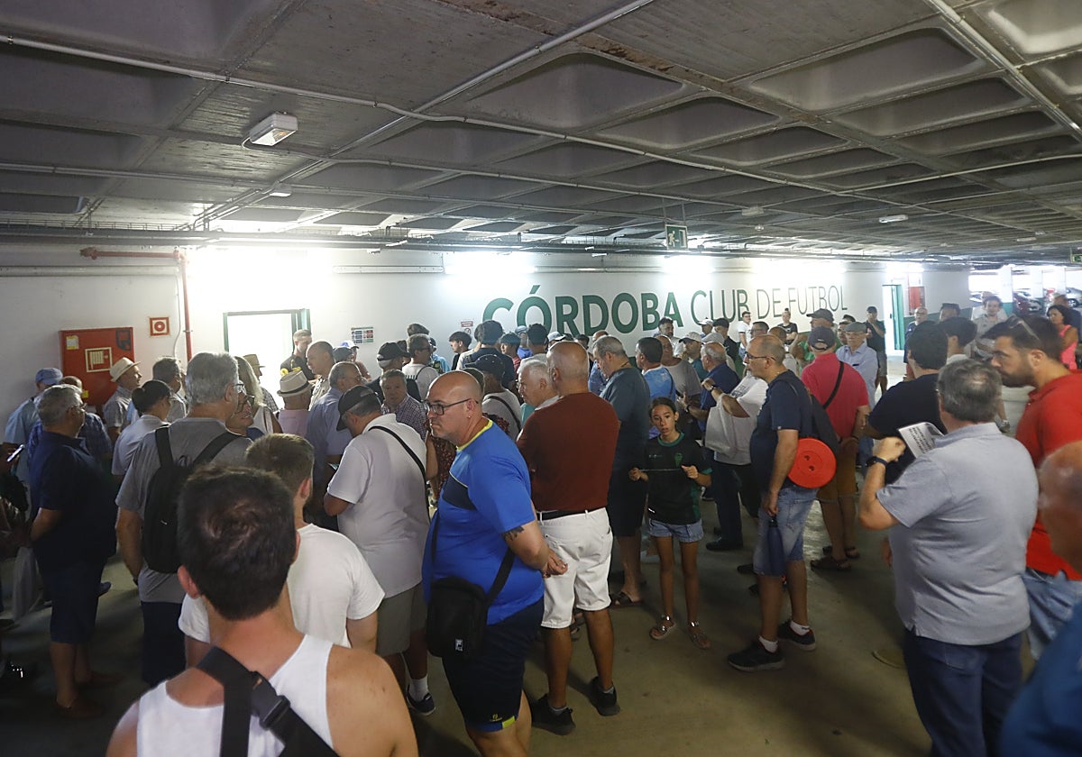 La afición del Córdoba agolpada en las cocheras del Arcángel