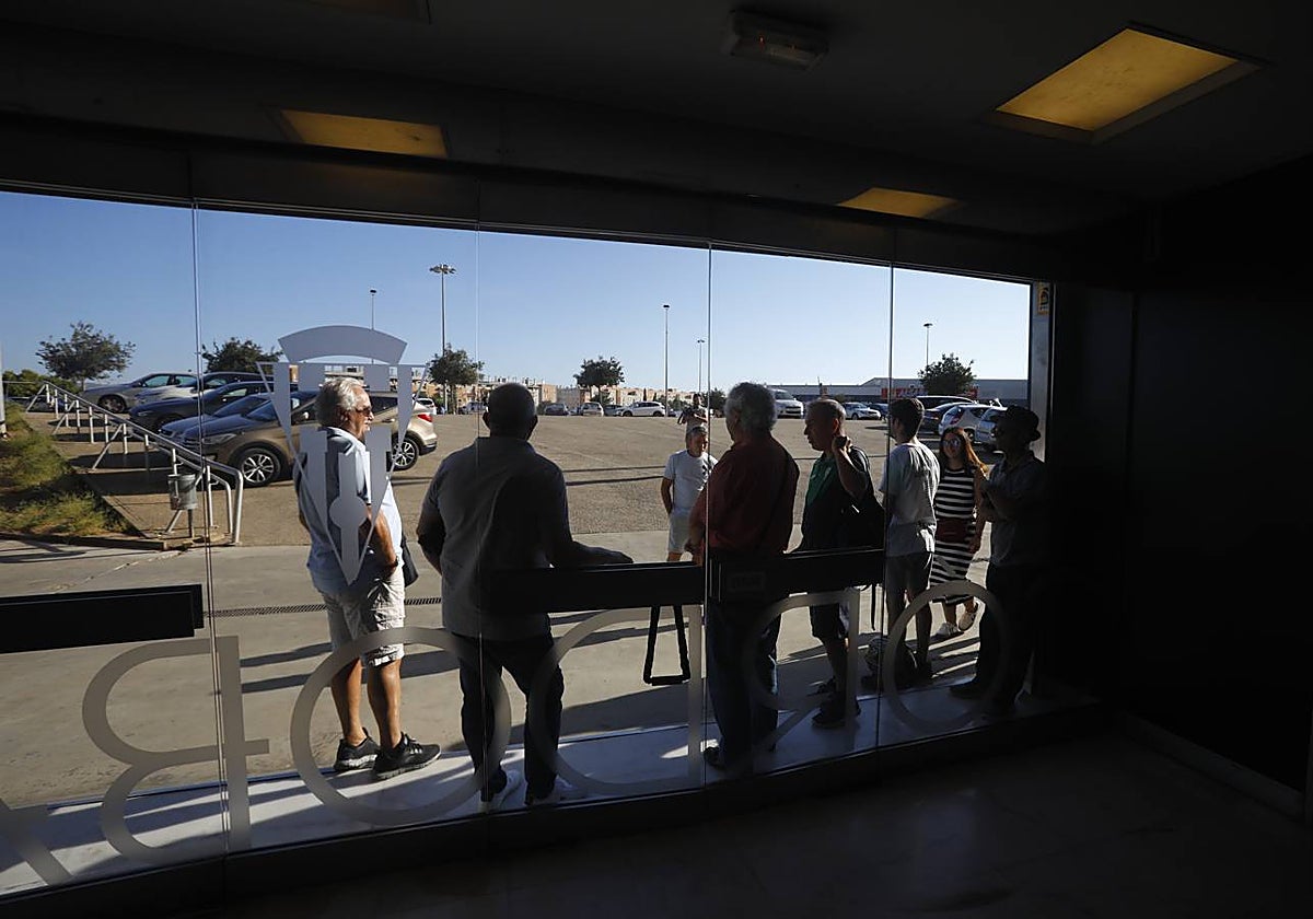 Los aficionados esperan a primera hora de la mañana en las taquillas de El Arcángel