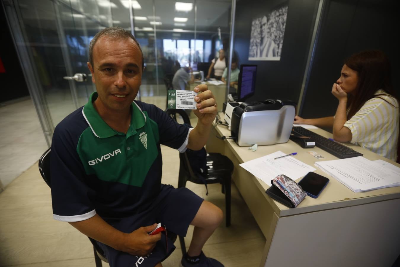 Las primeras y largas colas para renovar el abono del Córdoba CF, en imágenes