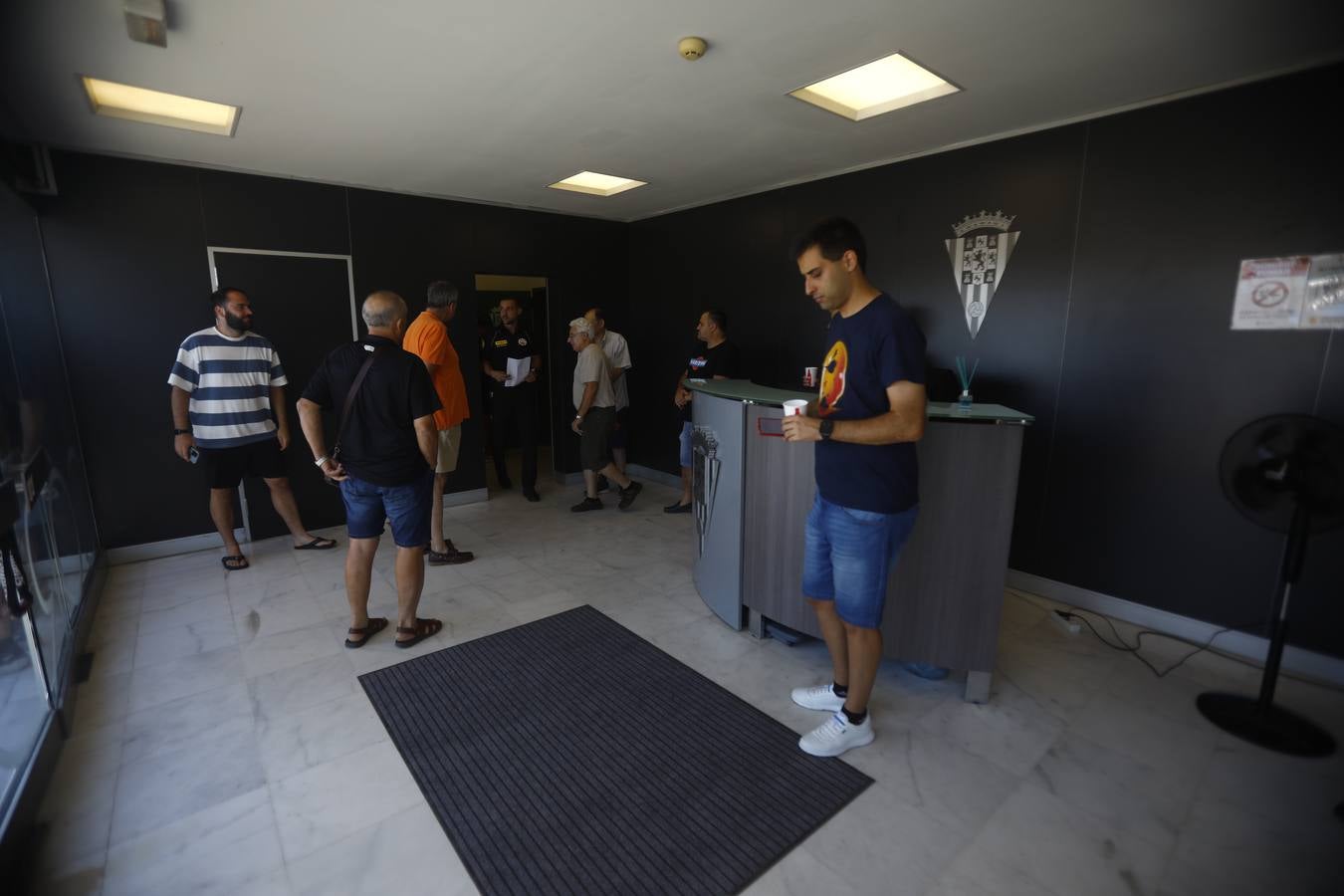 Las primeras y largas colas para renovar el abono del Córdoba CF, en imágenes