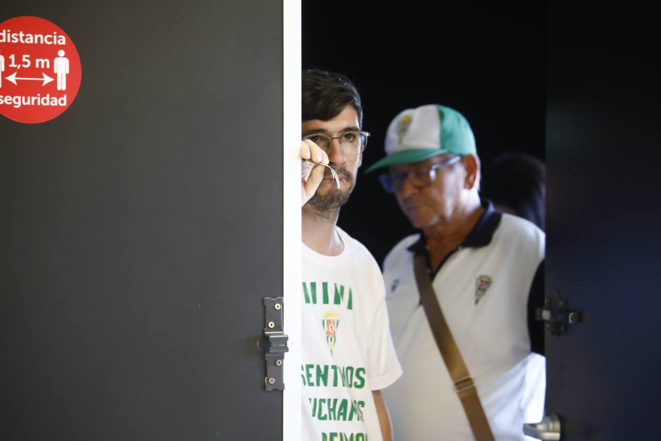 Las primeras y largas colas para renovar el abono del Córdoba CF, en imágenes