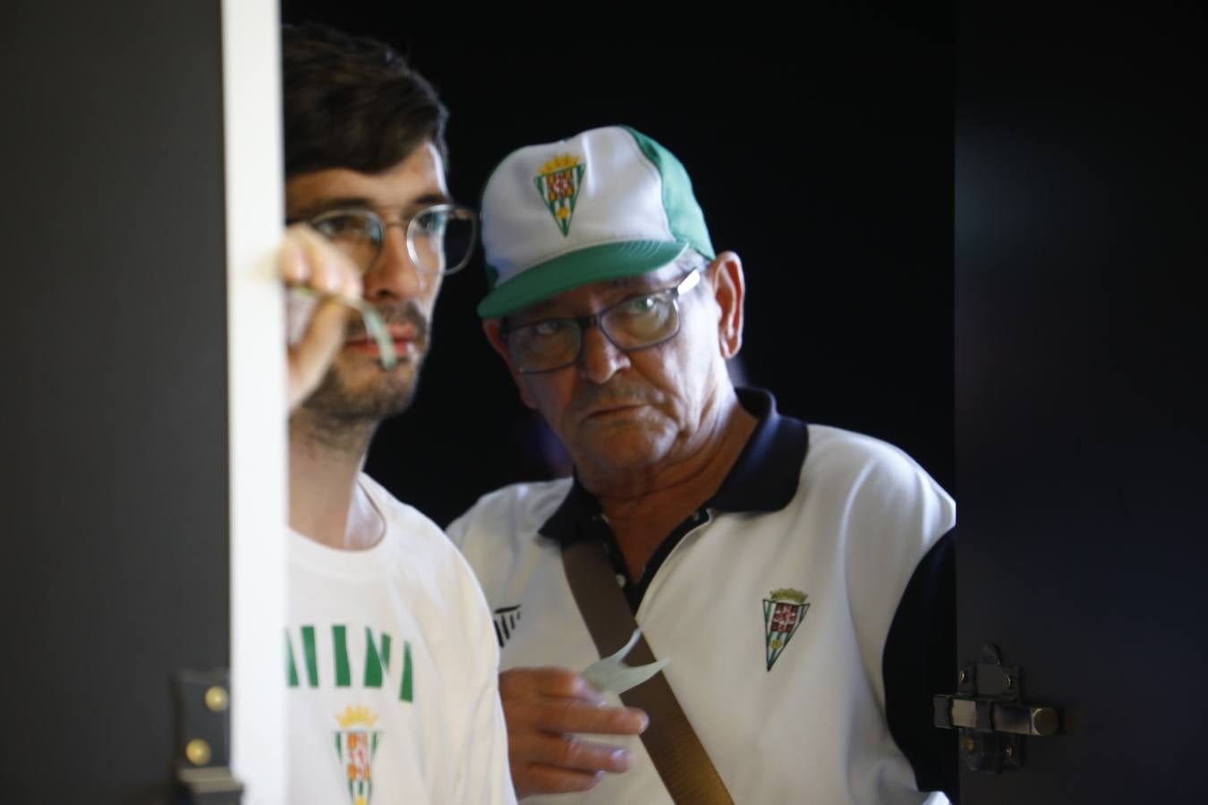 Las primeras y largas colas para renovar el abono del Córdoba CF, en imágenes