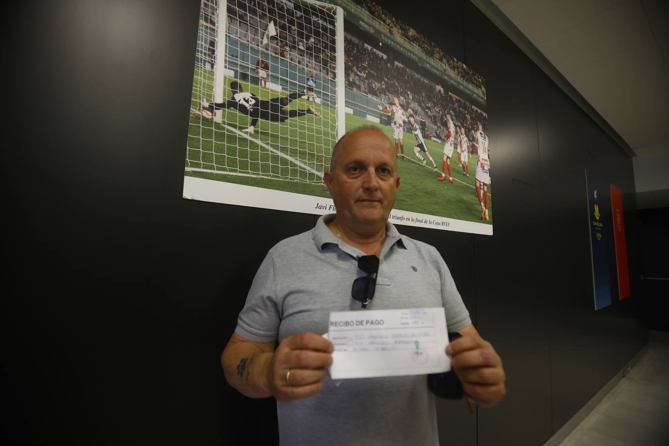 Las primeras y largas colas para renovar el abono del Córdoba CF, en imágenes