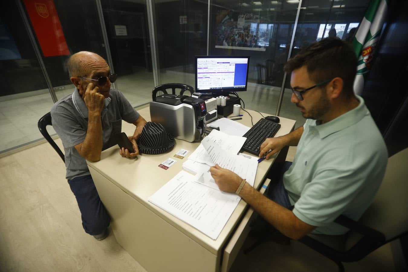 Las primeras y largas colas para renovar el abono del Córdoba CF, en imágenes