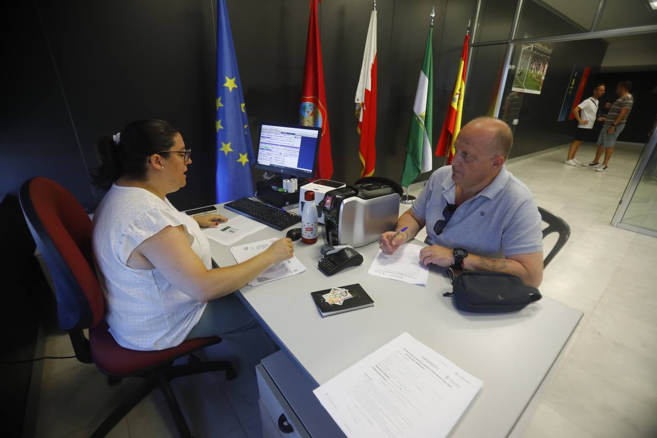 Las primeras y largas colas para renovar el abono del Córdoba CF, en imágenes