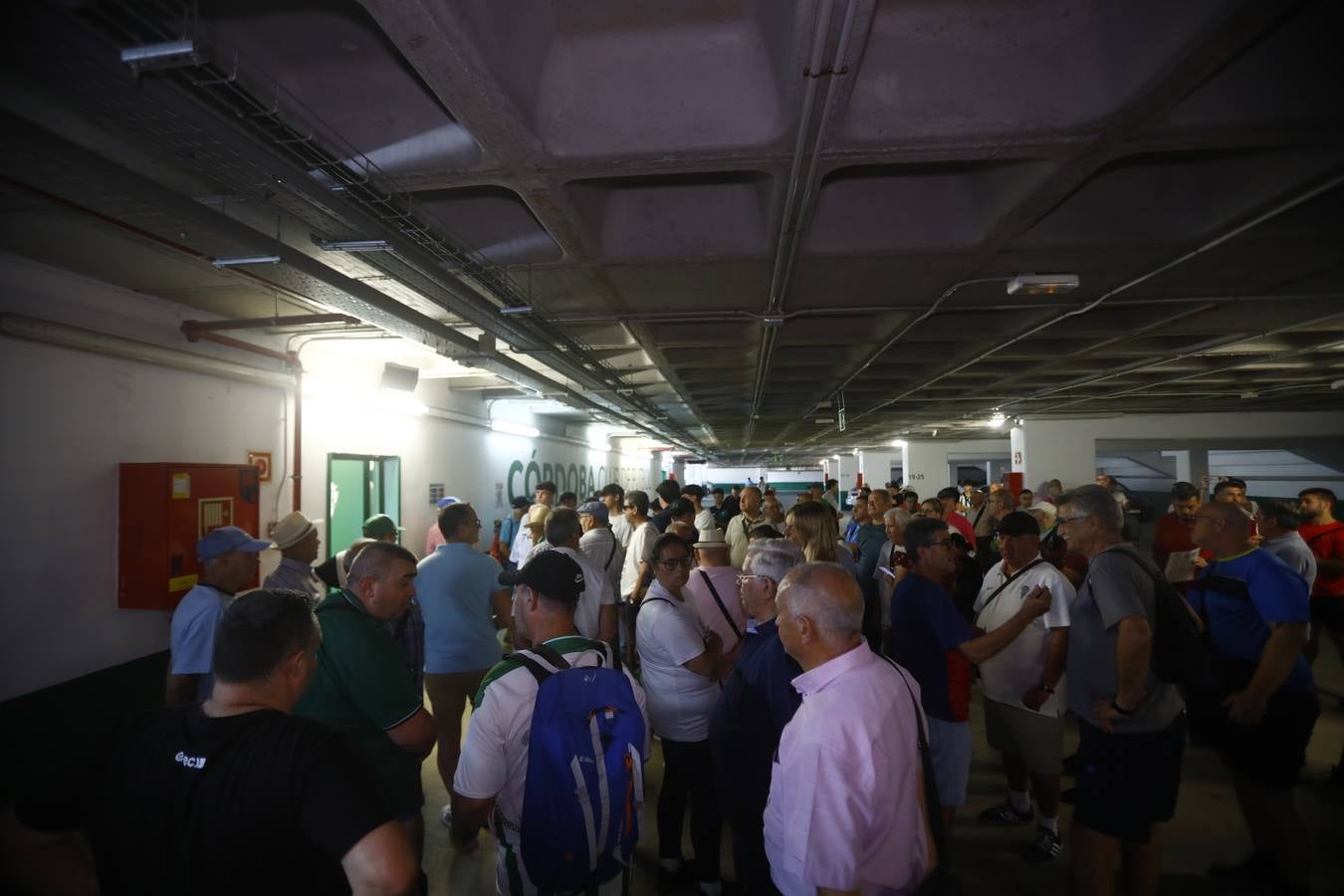 Las primeras y largas colas para renovar el abono del Córdoba CF, en imágenes