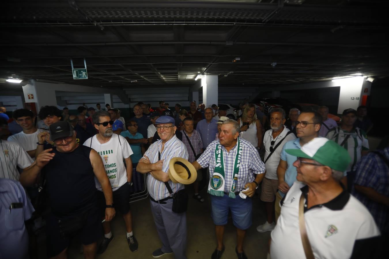 Las primeras y largas colas para renovar el abono del Córdoba CF, en imágenes